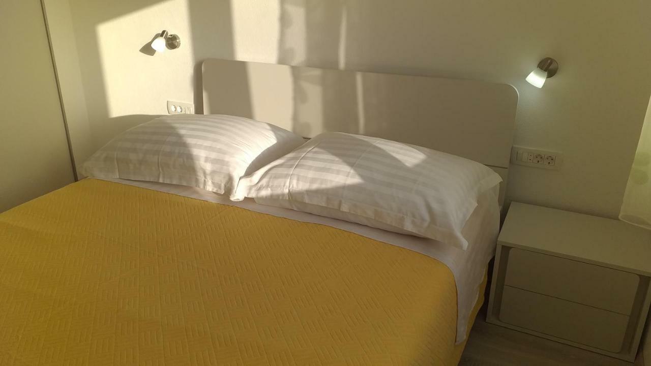 Apartment Zaklopatica Lastovo Екстериор снимка